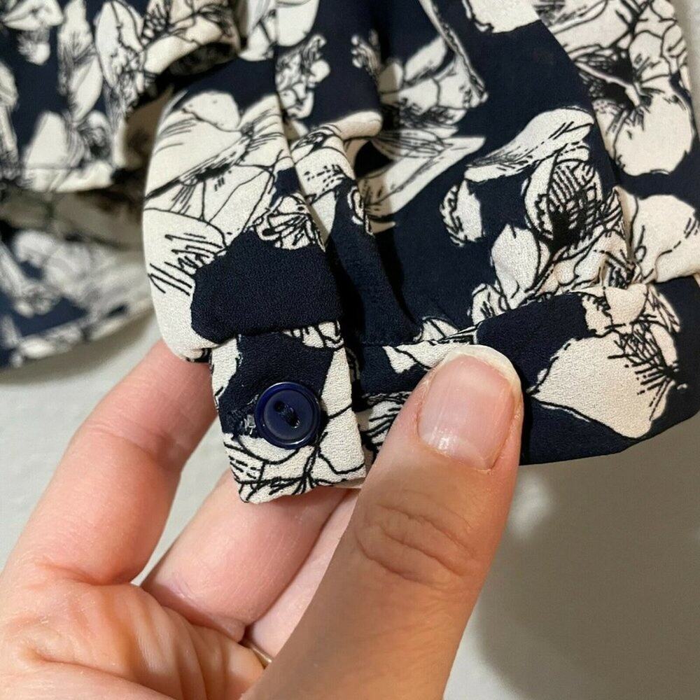 ASTR Womens Blue White Floral V Neck Long Sleeve Pleated Blouse Top Size Small - Picture 6 of 10